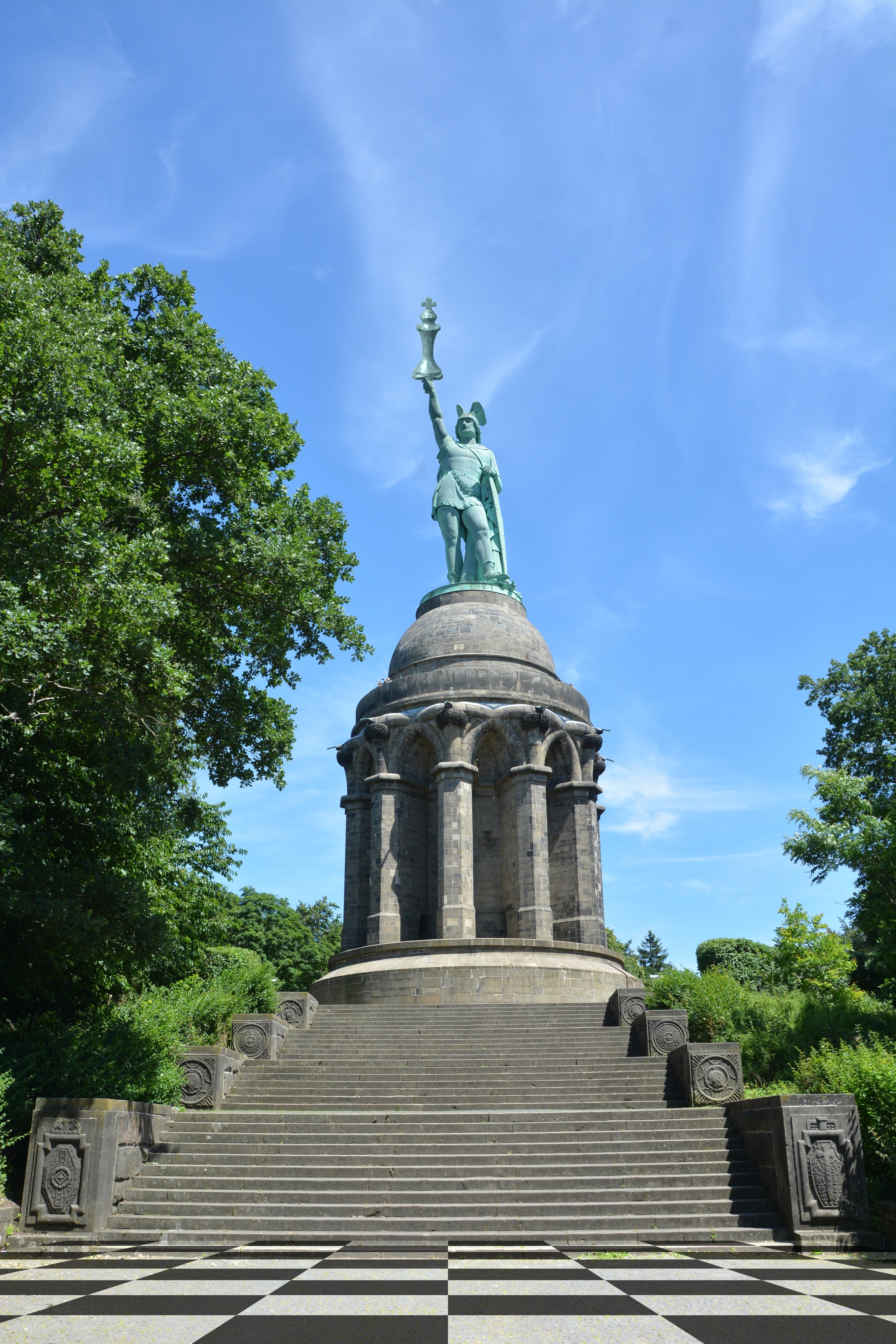 Hermannsdenkmal mit Schachkönig Hermannsdenkmal mit Schachkönig
